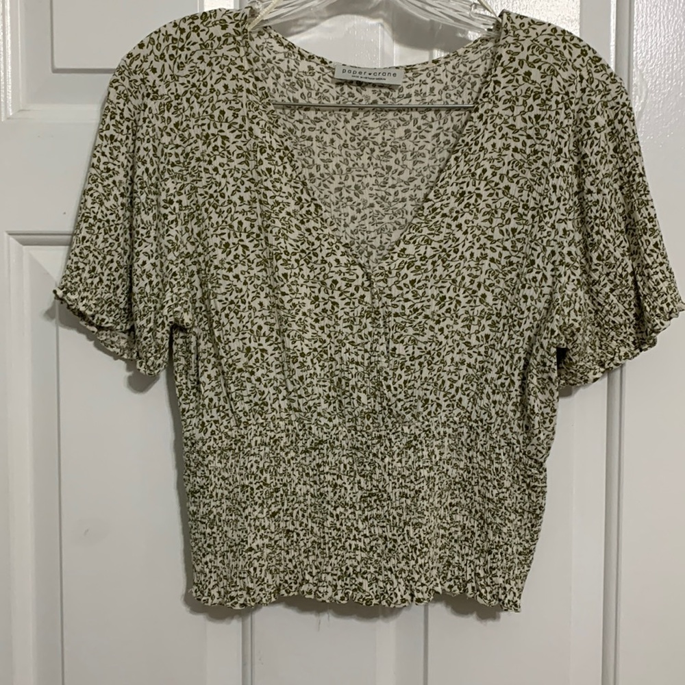 Super cute green and cream floral top!!